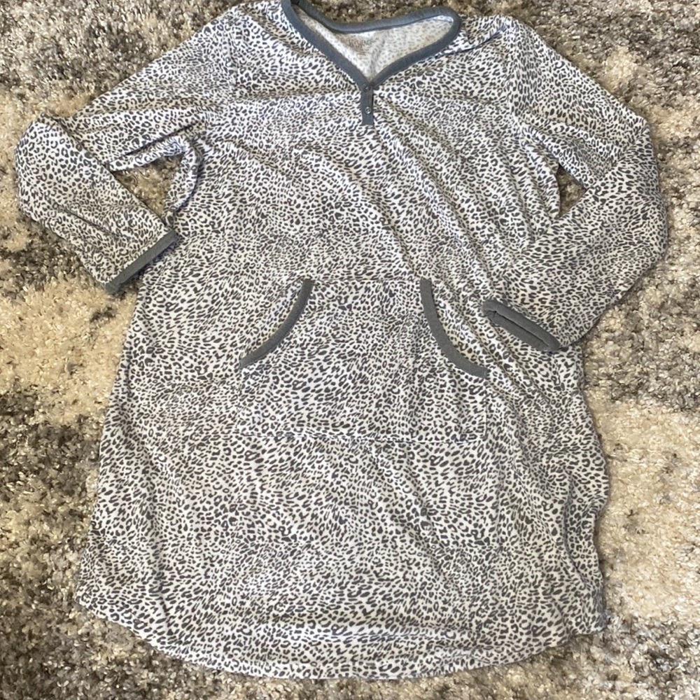 Croft & Barrow Gray Leopard Fleece Henley Sleep Gown Medium